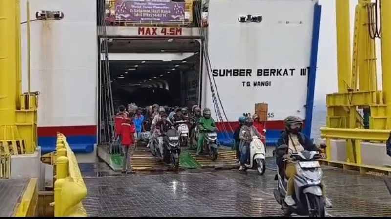 BALIK LEWAT GILIMANUK: Sejumlah kendaraan yang keluar dari kapal dari Pelabuhan Ketapang. Ratusan orang masuk Bali setiap harinya saat arus balik. (M.Basir/Radar Bali)