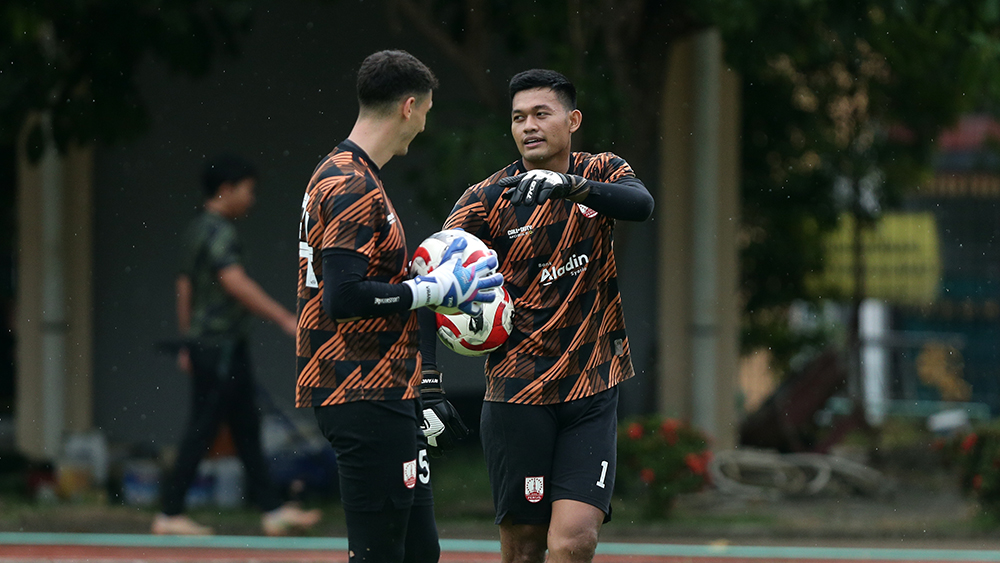 Kiper Persis Muhammad Riyandi (kanan) dan Vukasin Vranes dalam pemusatan latihan tim di Jogja. 
