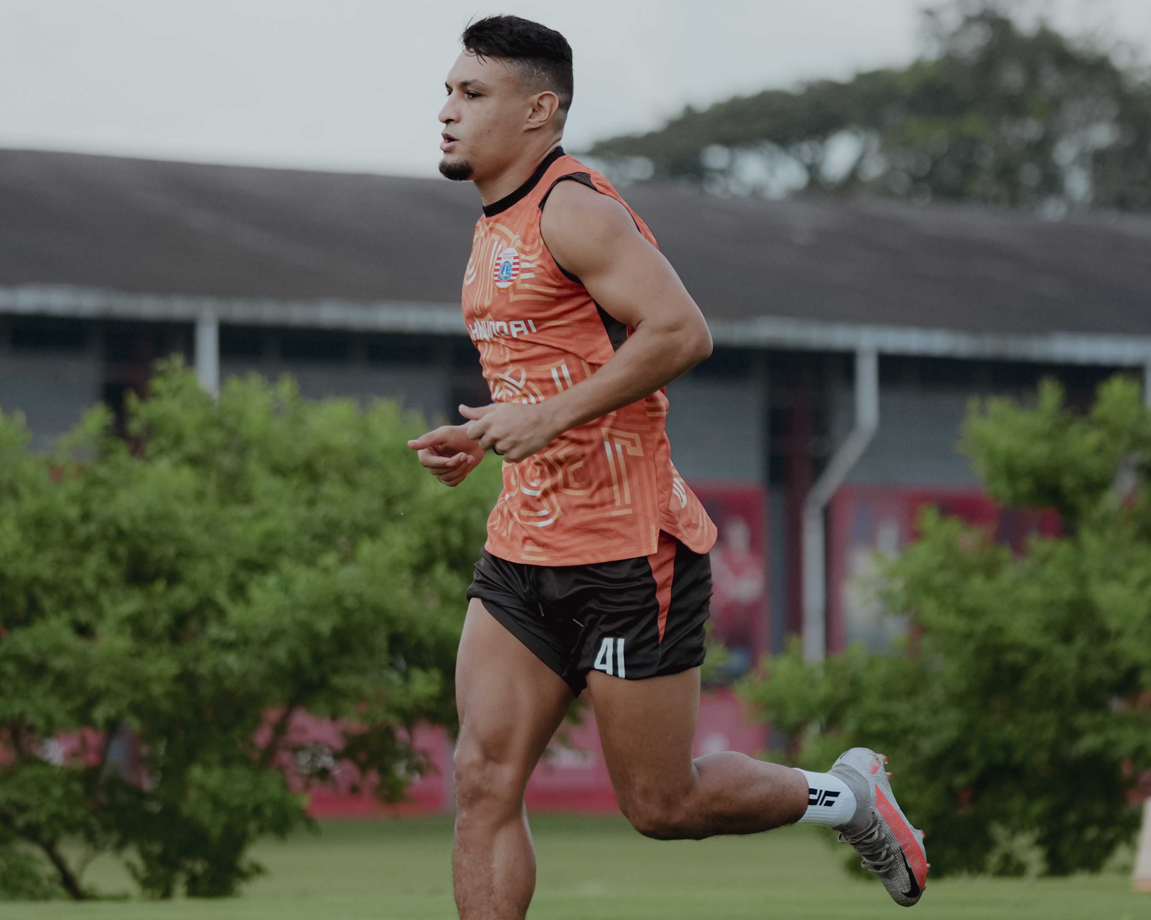 Striker Persija Alaaeddine Ajaraie melakukan latihan pemulihan setelah cedera hamstring saat melawan Borneo FC.  