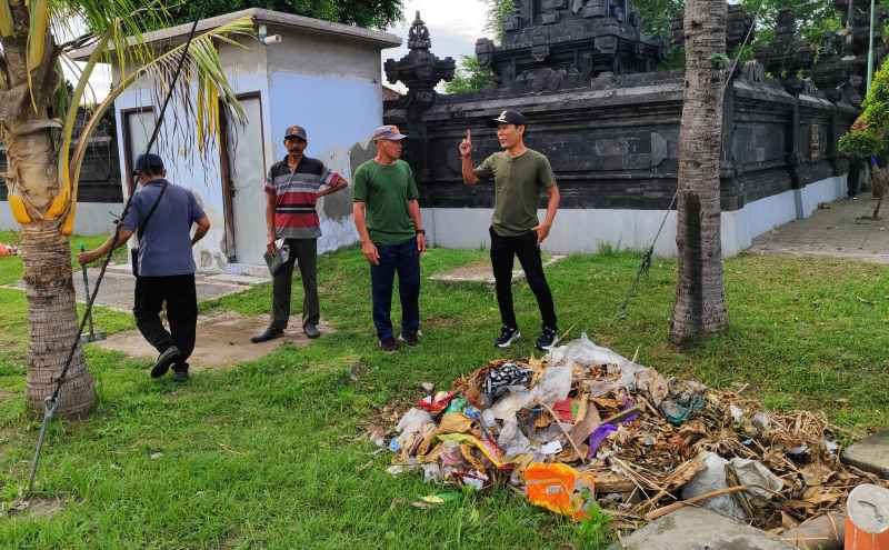 TAK CUKUP SEHARIAN: Aksi kerja bakti Bersih-bersih sampah di Jalan Denpasar- Gilimanuk, Kelurahan Gilimanuk. (Foto : Lurah Gilimanuk untuk Radra Bali)