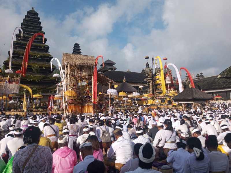 ilustrasi persembahyangan di Pura Besakih. (dok.Radar Bali)