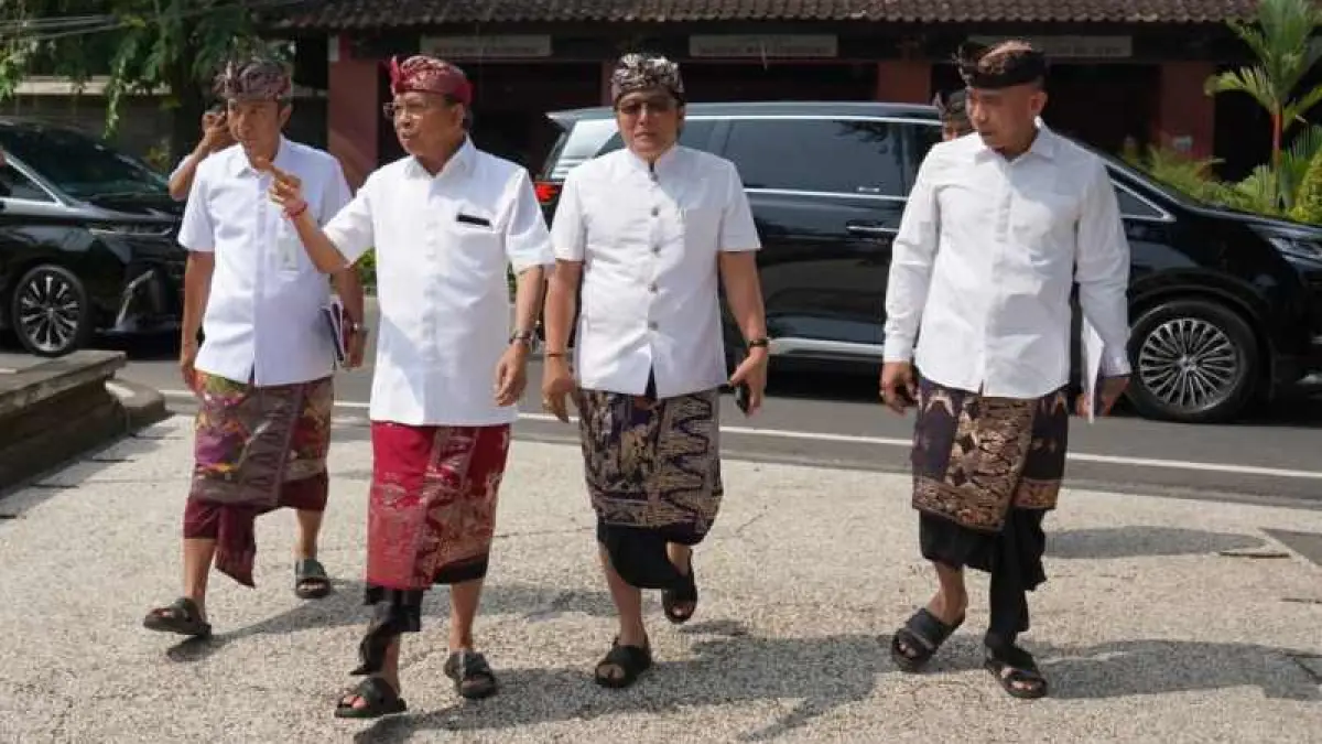 AJAK PAKAI MOBIL LISTRIK : Gubernur Bali Wayan Koster ajak jajarannya memakai kendaraan Listrik. (kadek novi febriani)