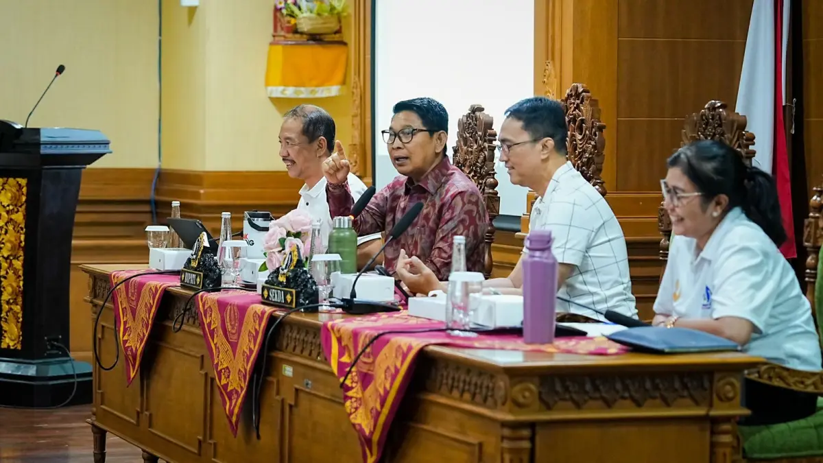 Bupati Wayan Adi Arnawa didampingi Sekda Surya Suamba memimpin rapat evaluasi pendataan Asper PSBS Kabupaten Badung di ruang Kriya Gosana, Puspem Badung, Jumat (27/3).