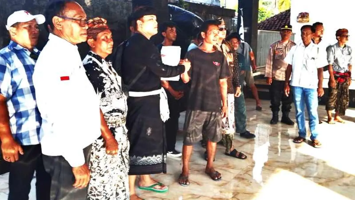 DIDAMAIKAN: Mediasi pasca kejadian  pengeroyokan saat pengerupukan Nyepi 1948 di wilayah Desa Temukus, Kecamatan Banjar, Kabupaten Buleleng. Insiden itu berakhir damai.( Foto: Polres Buleleng untuk Radar Bali)