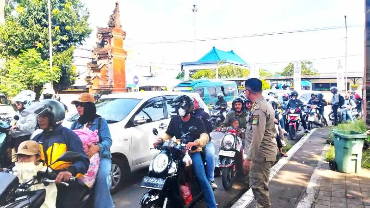 DIPERKETAT : Pemeriksaan KTP di Gilimanuk, Jembrana, diperketat. (foto:Satpol PP Jembrana)