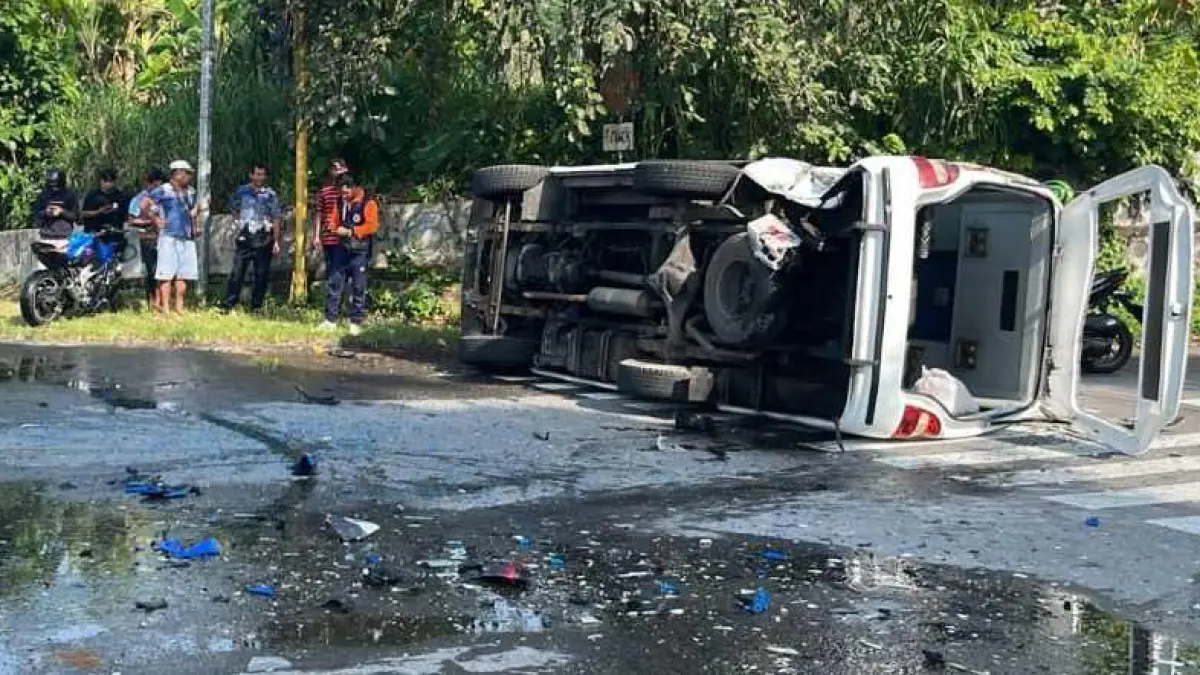 GEGARA LAMPU PADAM: Kecelakaan antara Isuzu Elf putih DK 7060 MB dengan sepeda motor Kawasaki DK 2469 FCB di Jalan Raya Bypass Ida Bagus Mantra. (Foto: Humas Polres Klungkung)