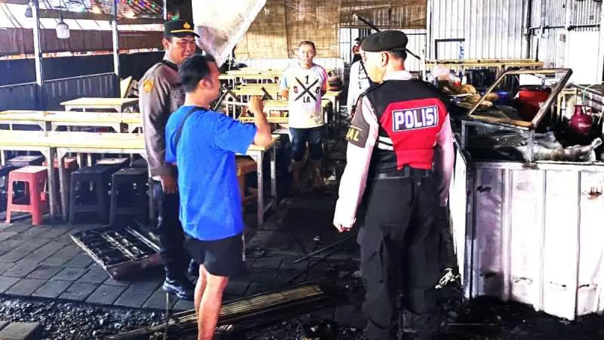 HANGUS : Kebakaran Warung Makan Iga Bakar Gardapati di Jalan Dewi Sri, Legian, Kuta.(foto: Polresta Denpasar)