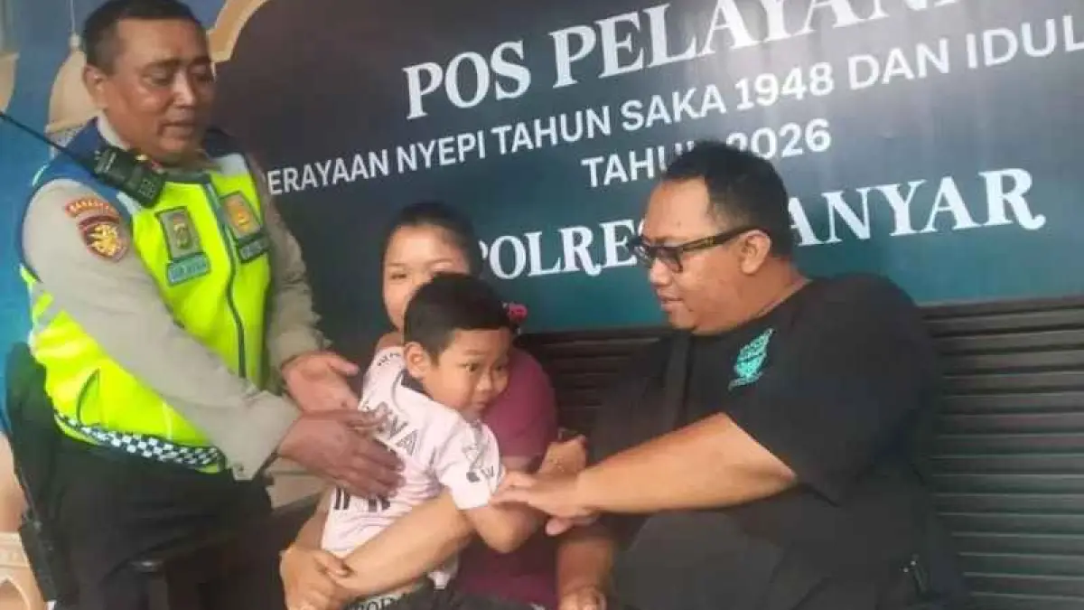 HAPPY ENDING : Bocah bernama anak Pradeva akhirnya kembali ke pelukan kedua orang tuanya.(foto:dok.Polres Gianyar)