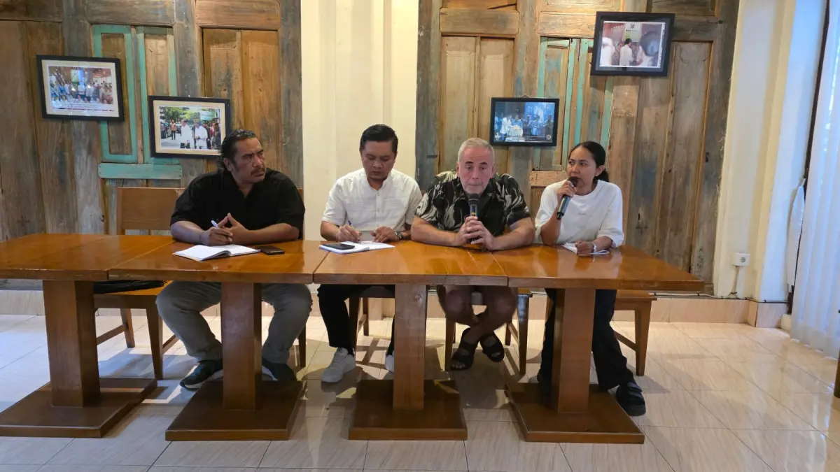 KETERANGAN PERS: Korban dugaan penipuan investasi vila asal Australia, Savas Oflaz (dua dari kanan), didampingi kuasa hukum saat memberikan keterangan kepada awak media di Denpasar, Kamis (26/3). (Andre Sulla/Radar Bali)