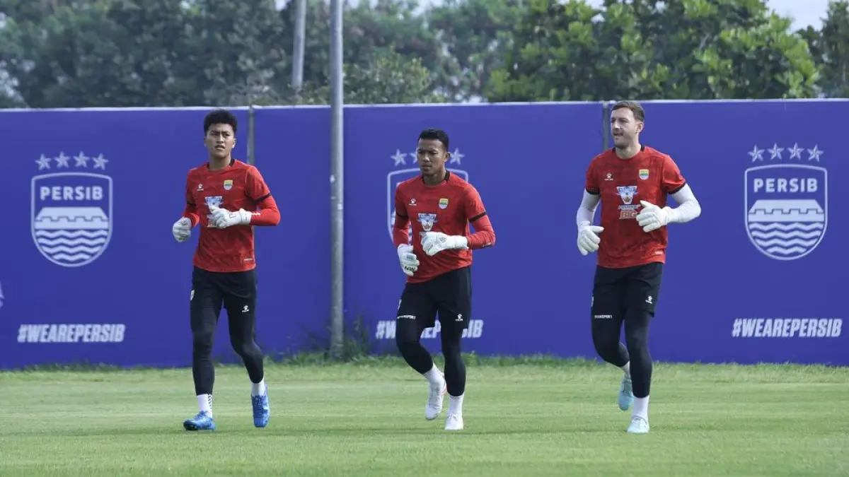 Ketiga kiper Persib Bandung, Fitrah Maulana (kiri), Teja Paku Alam, dan Adam Przybek dalam latihan di lapangan pendamping Stadion GBLA (26/3).