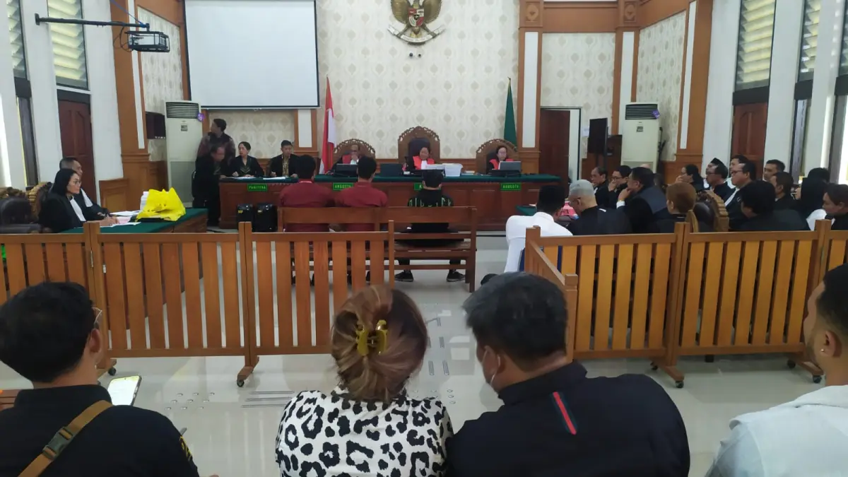 TENSI TINGGI: Suasana sidang dugaan TPPO terhadap puluhan ABK KM Awindo 2A di PN Denpasar, Kamis (26/3/2026).