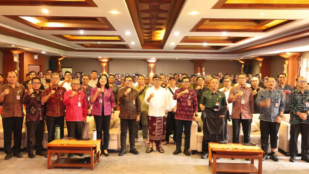 Wali Kota I Gusti Ngurah Jaya Negara memimpin Rapat Koordinasi percepatan pengelolaan sampah berbasis sumber di Ruang Mahottama Gedung Sewaka Dharma (GSD) Denpasar, Jumat (27/3).&nbsp;