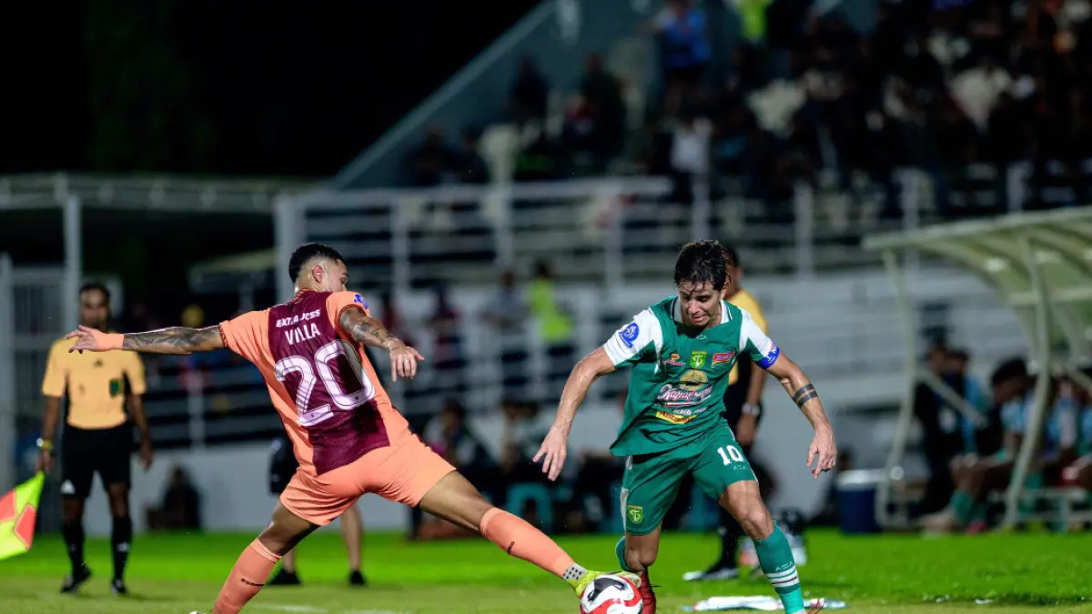 Bruno Moreira bekerja keras saat Persebaya kalah di kandang Borneo FC. Banyaknya pemain belakang yang absen menyebabkan performa Bajul Ijo menurun di paruh musim 2025 2026.   