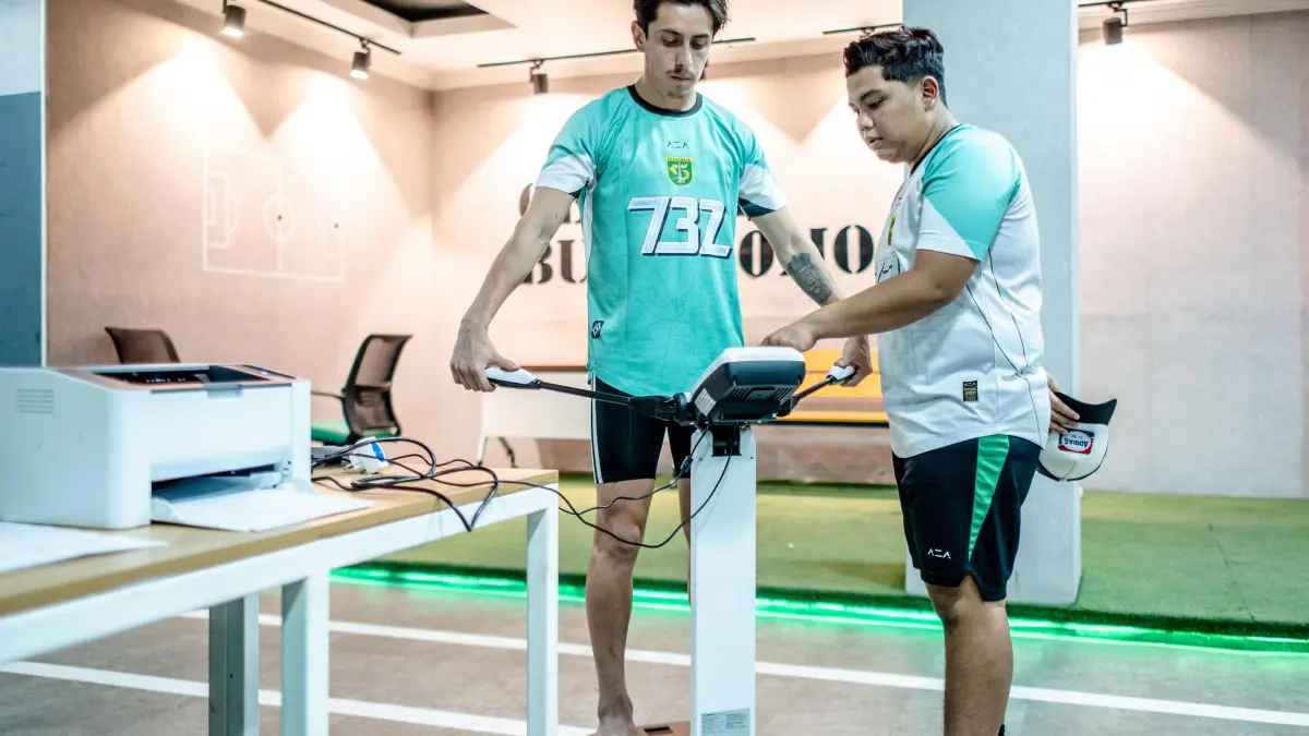 Gelandang serang Persebaya Francisco Rivera menjalani pengukuran kadar lemak dan massa otot.  