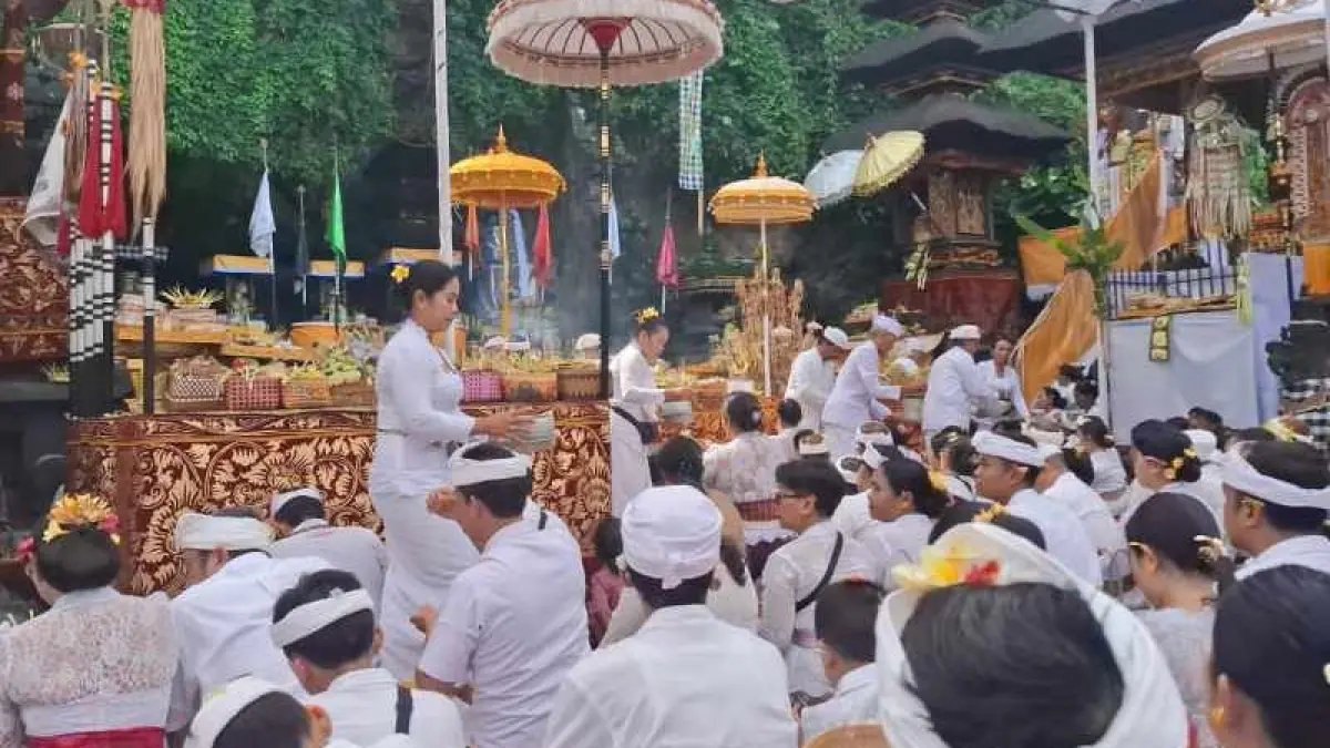 ilustrasi persembahyangan di Goa Lawah, Daawan,Klungkung. (dok.radar bali)