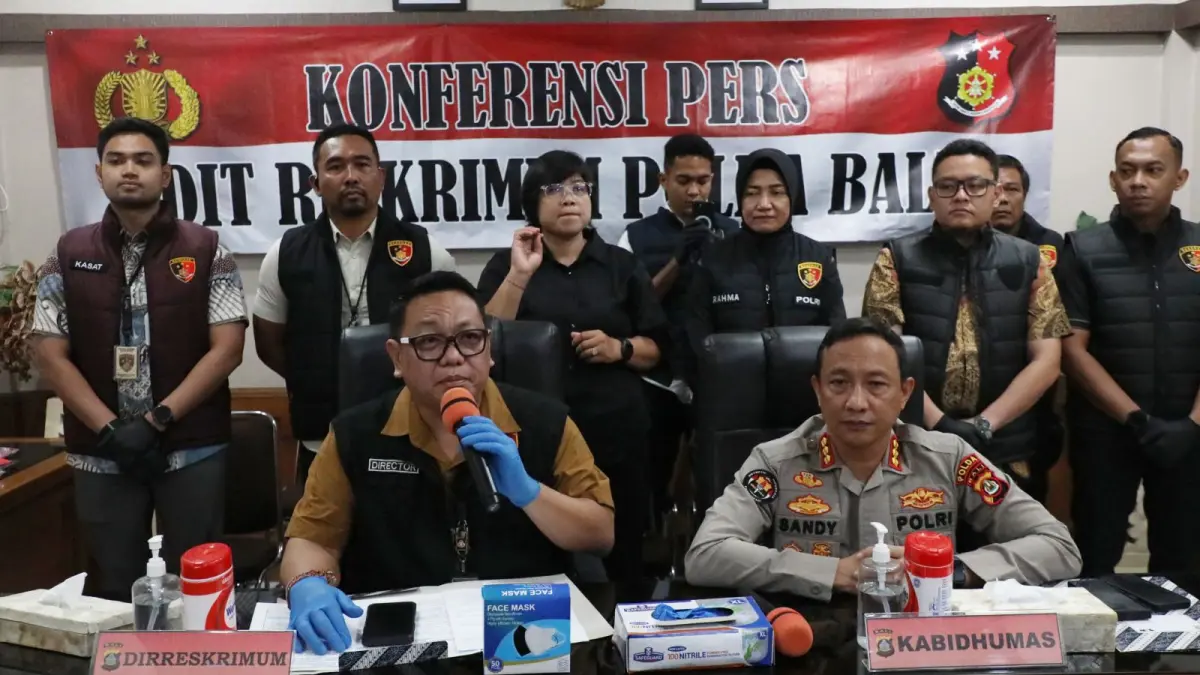 GERAK CEPAT: Direktur Direktorat Reserse Kriminal Umum (Ditreskrimum) Polda Bali Kombes Pol. Dr. I Gede Adhi Mulyawarman, S.I.K., S.H., M.H., didampingi Kepala Bidang Hubungan Masyarakat (Kabid Humas) Polda Bali, Kombes Pol. Ariasandy, S.I.K saat konferensi pers pengungkapan perkosaan turis Tiongkok oleh oknum Ojek. (ADRIAN SUWANTO/radarbali.id)