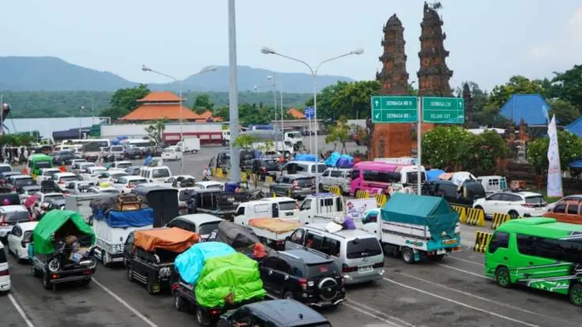 MACET BERUJUNG MAUT : Kemacetan horor menuju Pelabuhan Gilimanuk, Jembrana, saat mudik Lebaran 2026 yang berujung maut. (foto: M.Basir)