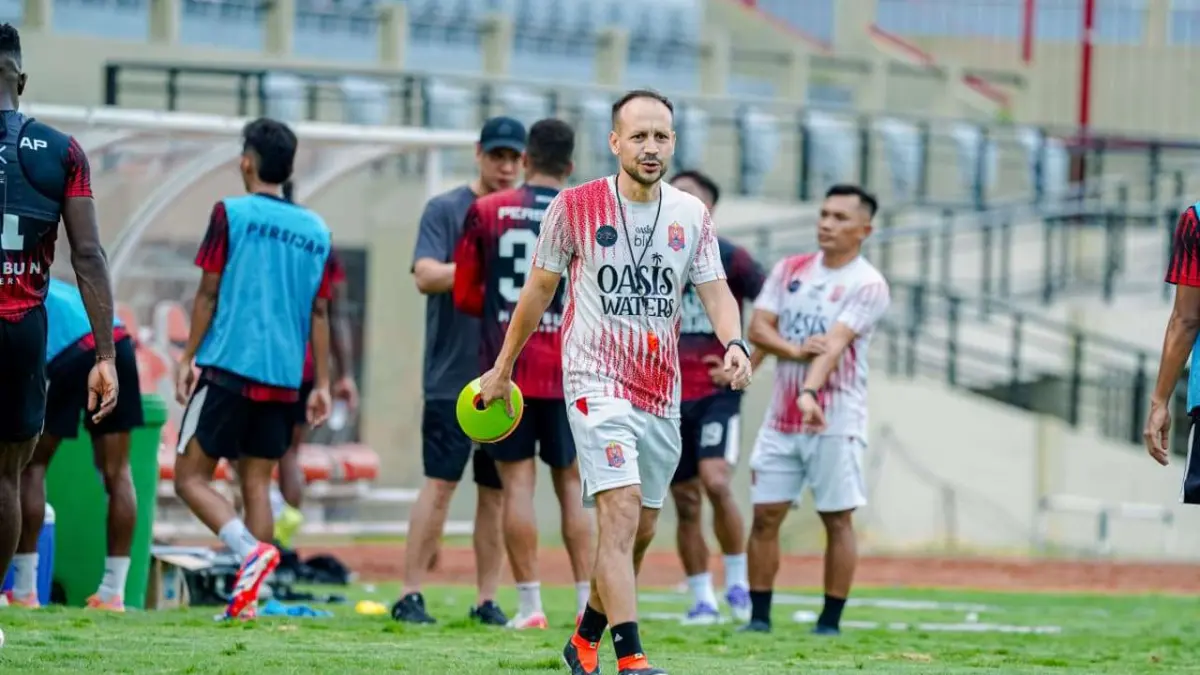 Mario Lemos saat memimpin sesi latihan Persijap Jepara jelang bertemu Persik Kediri di ajang BRI Super League.