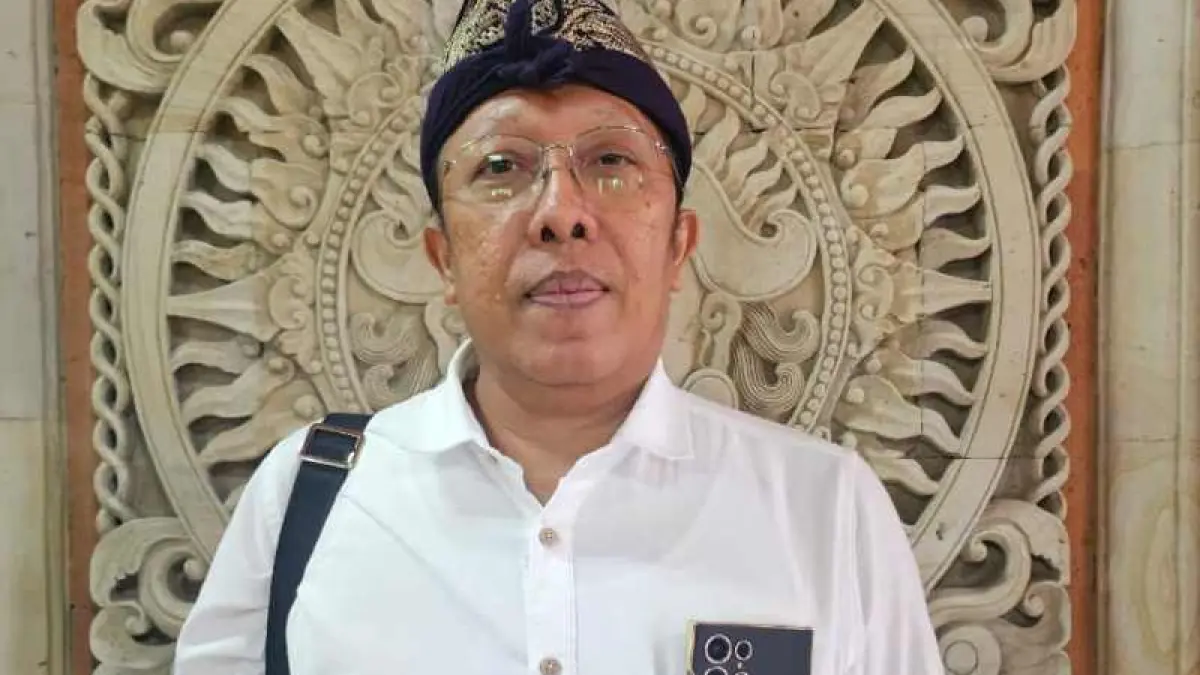 MENCARI SOLUSI TERBAIK : Pengamat transportasi di Bali,  Prof. Putu Alit Suthanaya . (Foto: Ni Kadek Novi Febriani/Radar Bali) 