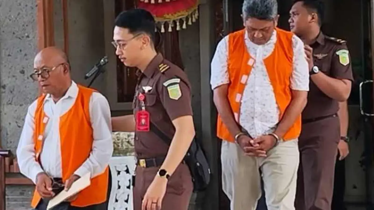 MENGAGETKAN : Dari kanan I Putu Sugi Darmawan eks Dirut PDDS Tabanan bersama dengan terdakwa lainnya kasus korupsi beras yang meninggal dunia jelang sidang putusan. (juliadi/radar bali) 