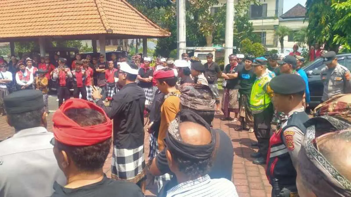 SAMPAIKAN TUNTUTAN : Ratusan krama Desa Sesandan dari tiga banjar adat yang menggerudug ke Kantor DPRD Tabanan mesadu perihal masalah tapal batas. (juliadi/radar bali)