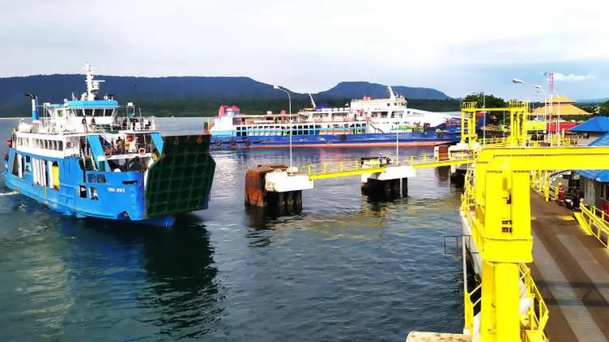 TAK KUAT TAMPUNG LEDAKAN PENYEBERANG TAHUNAN : Pelabuhan Gilimanuk masih menjadi tumpuan Tunggal penyeberangan Selat Bali yang berisiko. (foto: M.Basir)
