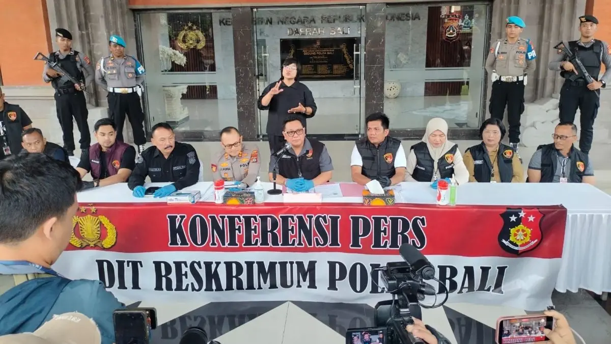 BURON: Dirreskrimum I Gede Adhi Mulyawarman didampingi Kapolres Badung Josef E Purba saat menyampaikan keterangan pers terkait perkembangan kasus pembunuhan WNA asal Belanda di Mapolda Bali, Sabtu (28/3/2026).