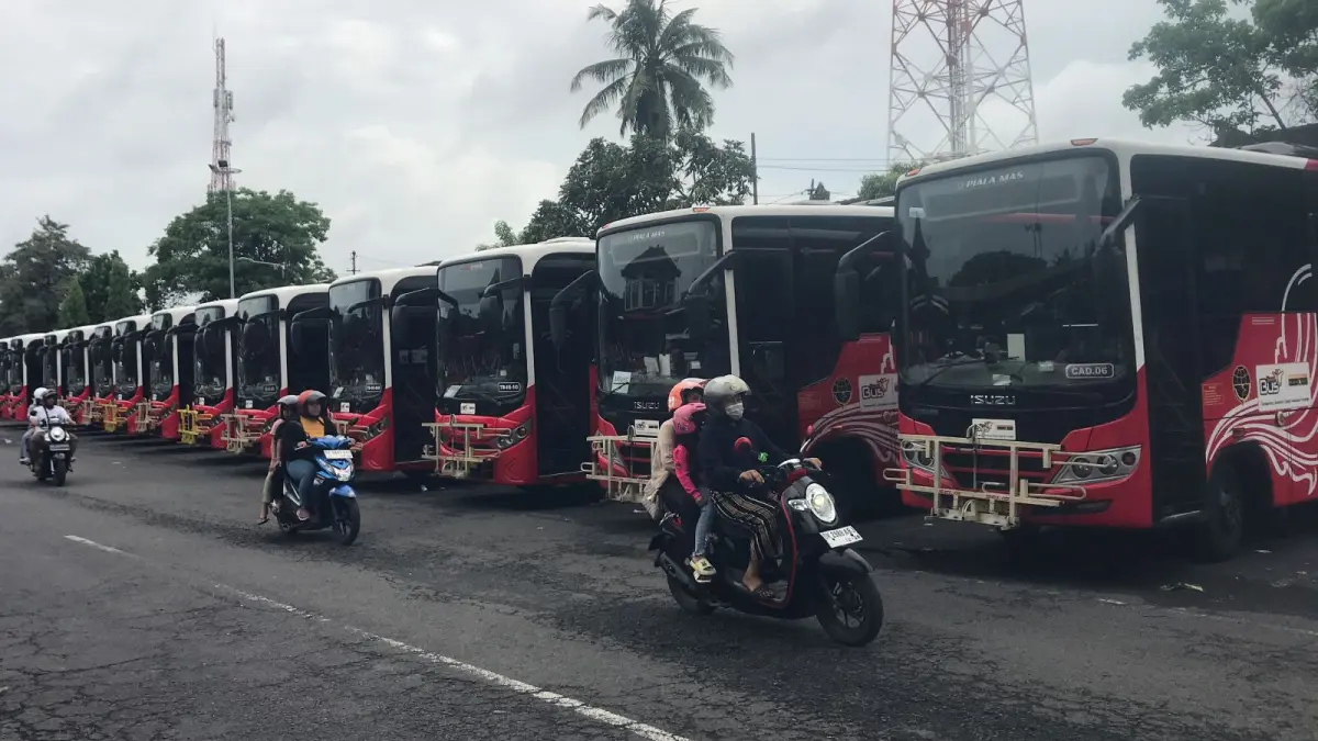 Deretan Bus Trans Metro Dewata (TMD) di Terminal Ubung sebelum menuju rute masing-masing. (MIFTAHUDDIN HALIM/radarbali.id)