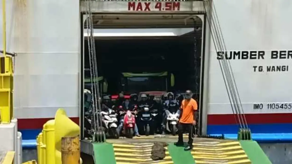 MASIH ADA SEPARUH LAGI : Sebagian arus balik pemudik yang naik motor saat hendak keluar dari kapal di Gilimanuk. (M.Basir/Radar Bali)