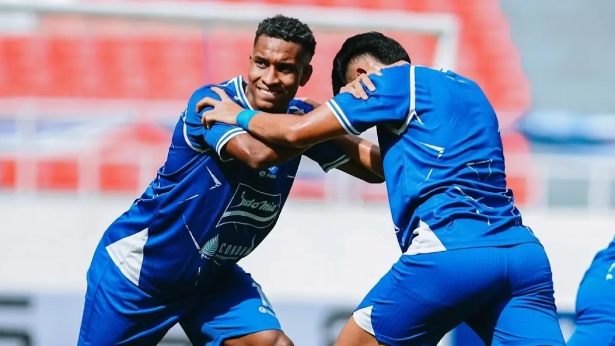 Pemain PSIS Semarang melakukan pemanasan. 