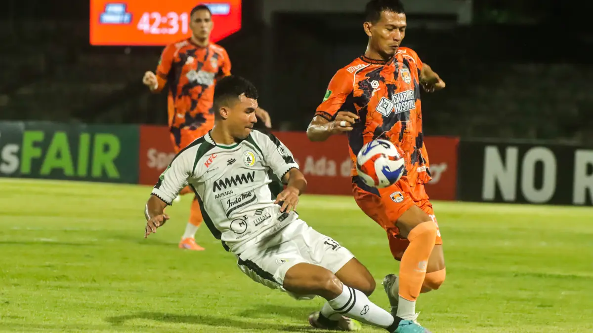 Pemain PSS Sleman berebut bola dengan pemain Kendal Tornado FC dalam lanjutan Grup B Pegadaian Championship Liga 2 (Radar Jogja)