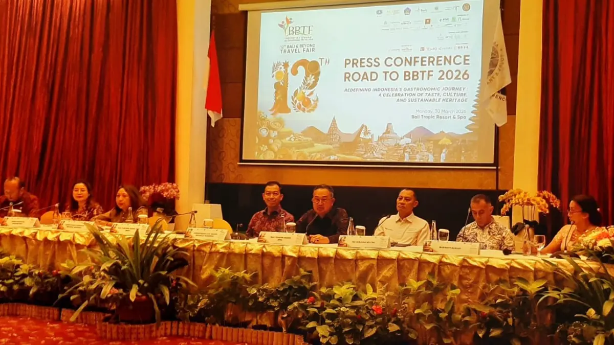 EXPERIENCE: Ketua Bali Tourism Board (BTB) Ida Bagus Agung Partha Adnyana (empat dari kanan) saat menjelaskan konsep  one island one management mewujudkan pariwisata berkualitas dengan pengalaman mengesankan, serta narasumber lainnya di Konferensi Pers BBTF 2026 di Tanjung Benoa, Selasa 30 Maret 2026.