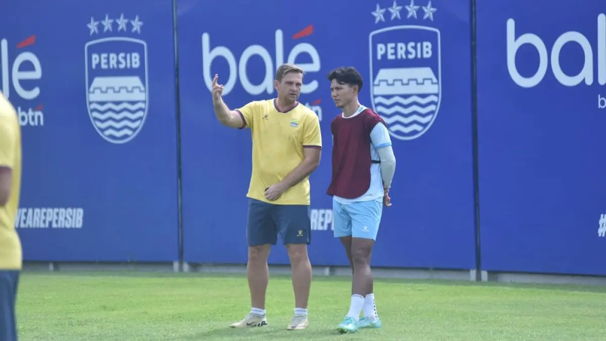 Bek Persib Achmad Jufriyanto dan Asisten Pelatih Igor Tolic dalam sesi latihan menjelang bertemu Semen Padang di pekan ke-26 BRI Super League.