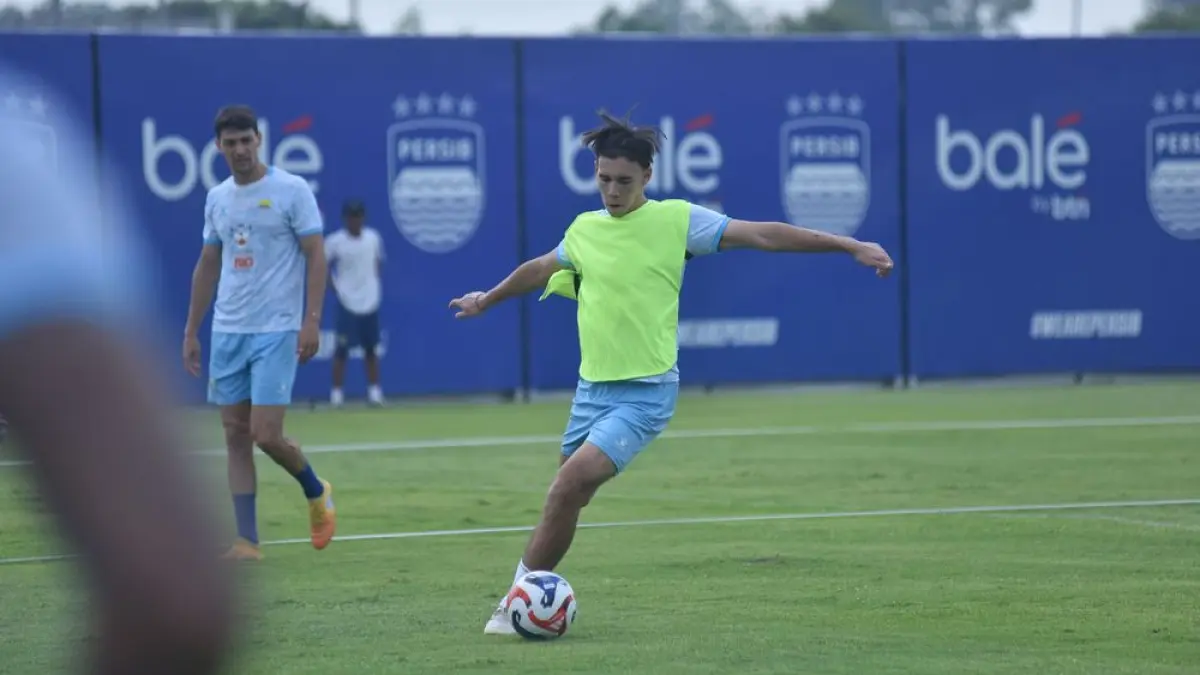 Dion Markx berlatih di lapangan pendamping Stadion GBLA Bandung. Persib bersiap melakoni 9 pertandingan akhir musim ini. 