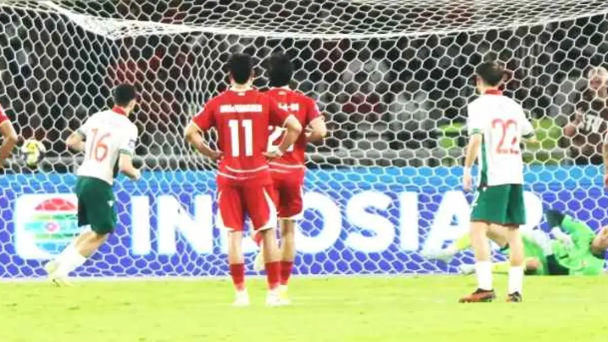 GEGARA HUKUMAN PENALTI: Gol dari titik penalti dari pemain Bulgaria dalam laga final FIFA Series 2026 di Stadion Utama Gelora Bung Karno, Senin (30/3/2026). (Dery Ridwansah/ JawaPos.com)