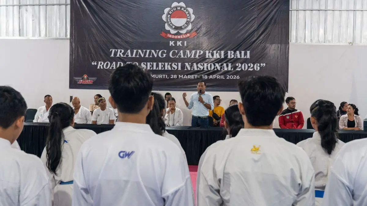 Ketum Pengprov KKI Bali I Wayan "Gendo" Suardana saat training camp&nbsp; dan latihan perdana dengan 27 karateka KKI se-Bali di Dojo Jaya Murti Dalung Sabtu, 28 Maret 2026.