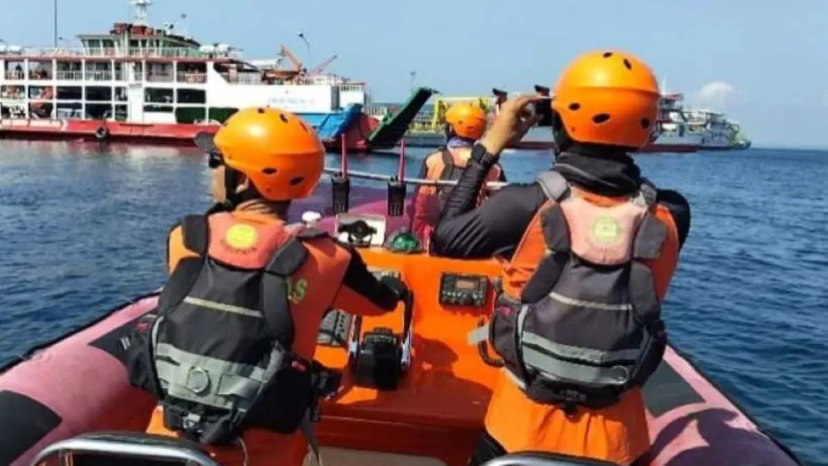 PANTAU LAUT : Petugas patroli laut personel Kantor Pencarian dan Pertolongan (SAR) Jembrana gelar pemantauan. (foto: SAR Jembrana)