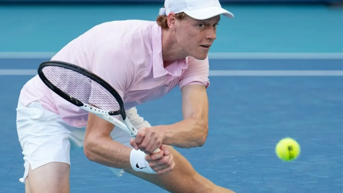 Petenis nomor 2 dunia Jannik Sinner berhasil meraih gelar Sunshine Double di Miami Open 2026. Ini adalah kali pertama sejak Roger Federer merebutnya pada 2017. 