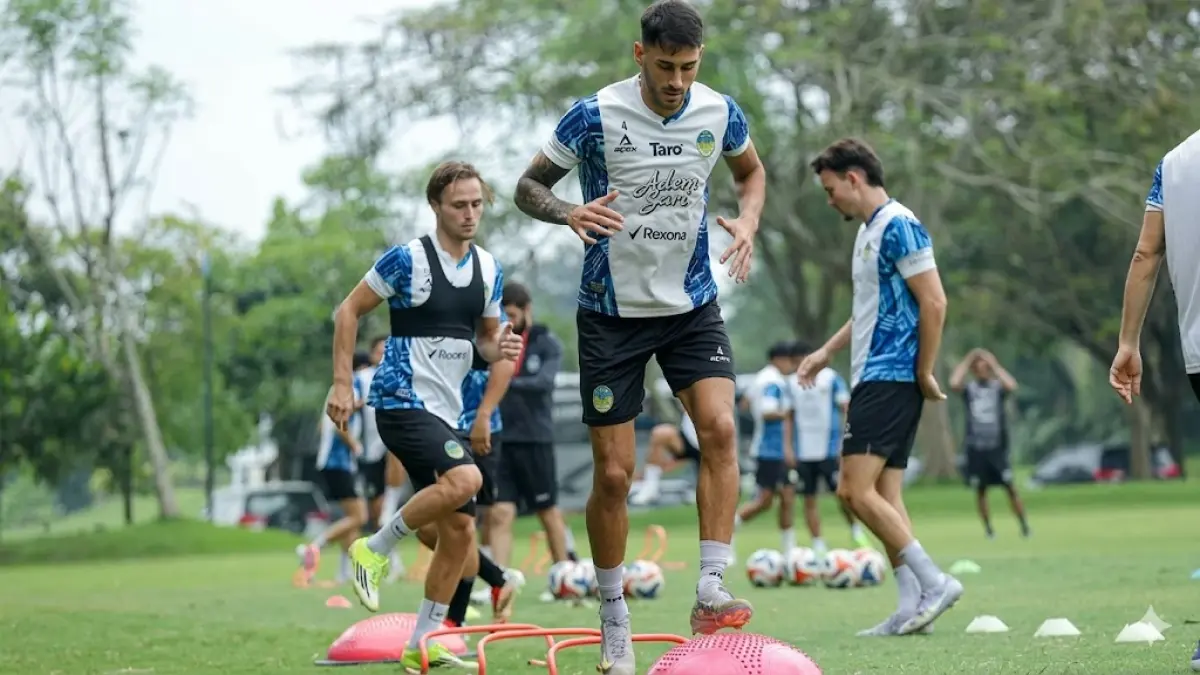 Skuad PSIM Jogja melakukan latihan jelang bertandang ke Indomilk Arena Tangerang untuk menantang tuan rumah Dewa United pada 3 April 2026. (ILeague) 