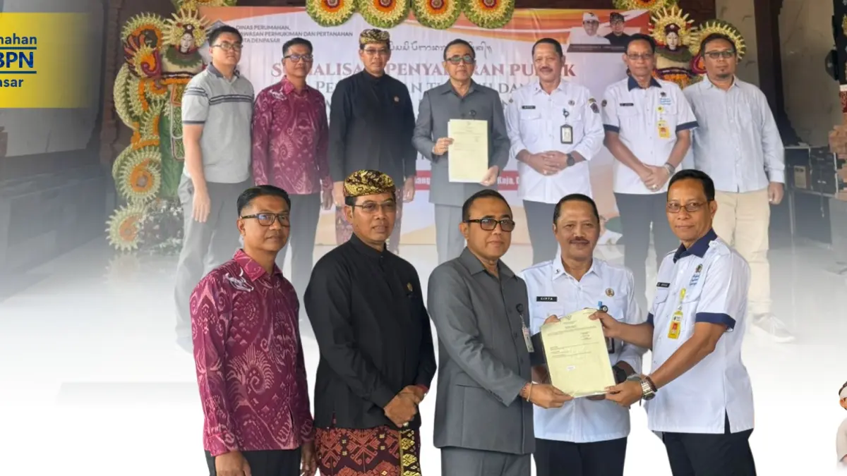 Wali Kota Denpasar IGN Jaya Negara (tengah) saat penyerahan sertipikat hak pakai atas jalan dari PT Karya Makmur kepada Pemerintah Kota Denpasar.