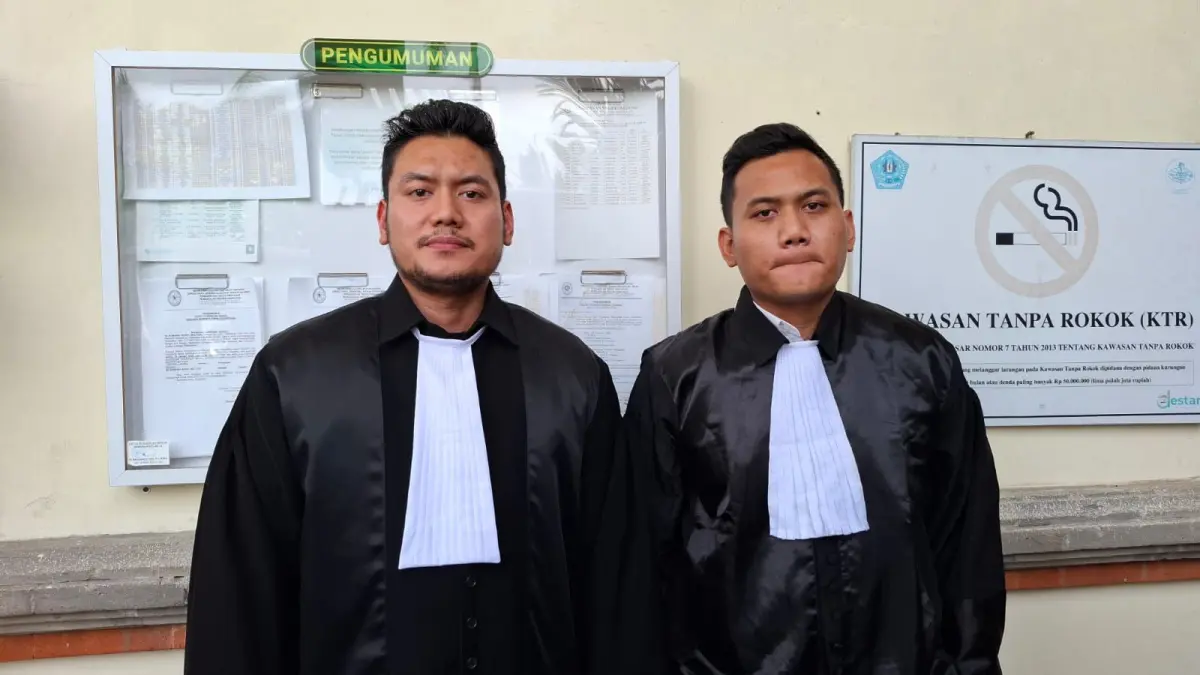 Axl Mattew Situmorang (kiri) dan Alexander Situmorang, Kuasa Hukum Togar Situmorang.