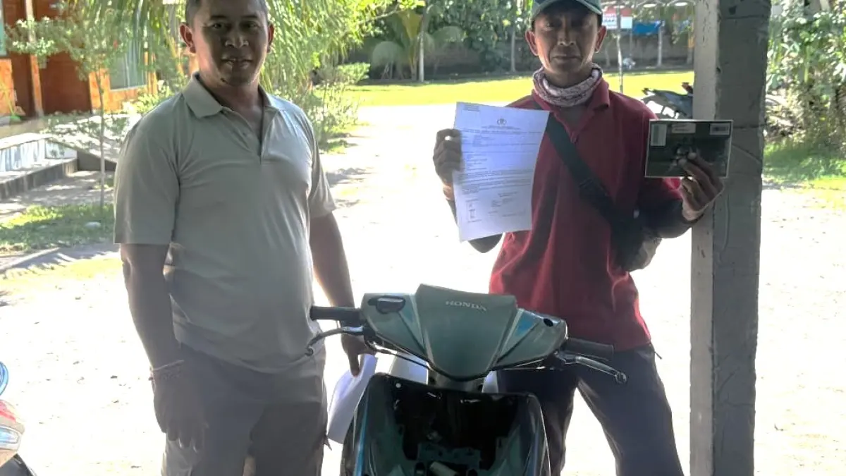 BERUNTUNG BISA BALIK: Sepeda motor Musiman (jaket merah, Red) akhirnya kembali. (Foto: Humas Polres Klungkung)