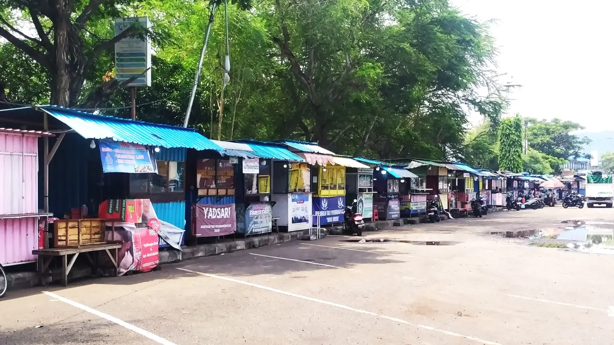 DIJUAL MAHAL : Gerai loket penjualan tiket penyeberangan di pelabuhan Gilimanuk. (M.Basir)