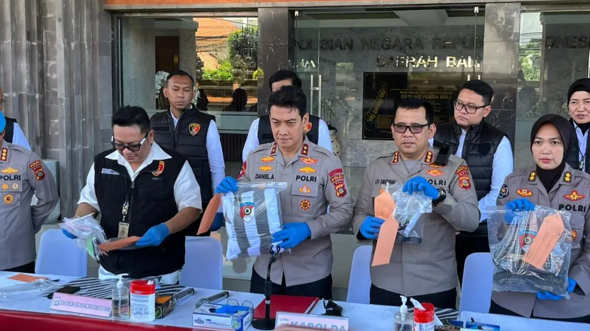 BARANG BUKTI: Kapolda Bali Irjen Pol Daniel Adityajaya (tengah) menunjukkan barang bukti saat rilis kasus penculikan warga negara Ukraina di Mapolda Bali, Senin (30/3). Polisi menetapkan tujuh WNA sebagai tersangka, enam di antaranya berstatus DPO dan satu telah ditangkap di NTB. (I Wayan Widyantara/radarbali.id)