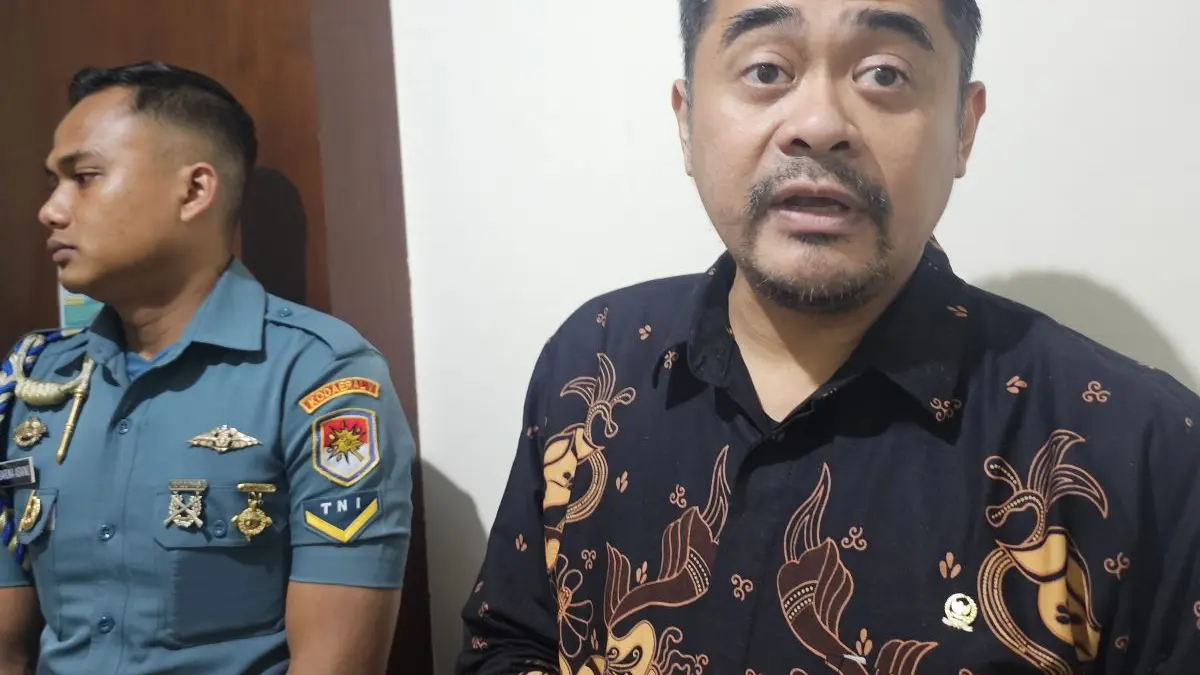 KLARIFIKASI: Anggota DPD RI Bali Arya Wedakarna saat ditemui di kantor DPD RI Bali Jalan Cok Agung Tresna, Renon melakukan klarifikasi  soal berita yang direpost kemarin (30/3/2026). (Ni Kadek Novi Febriani/radarbali.id)