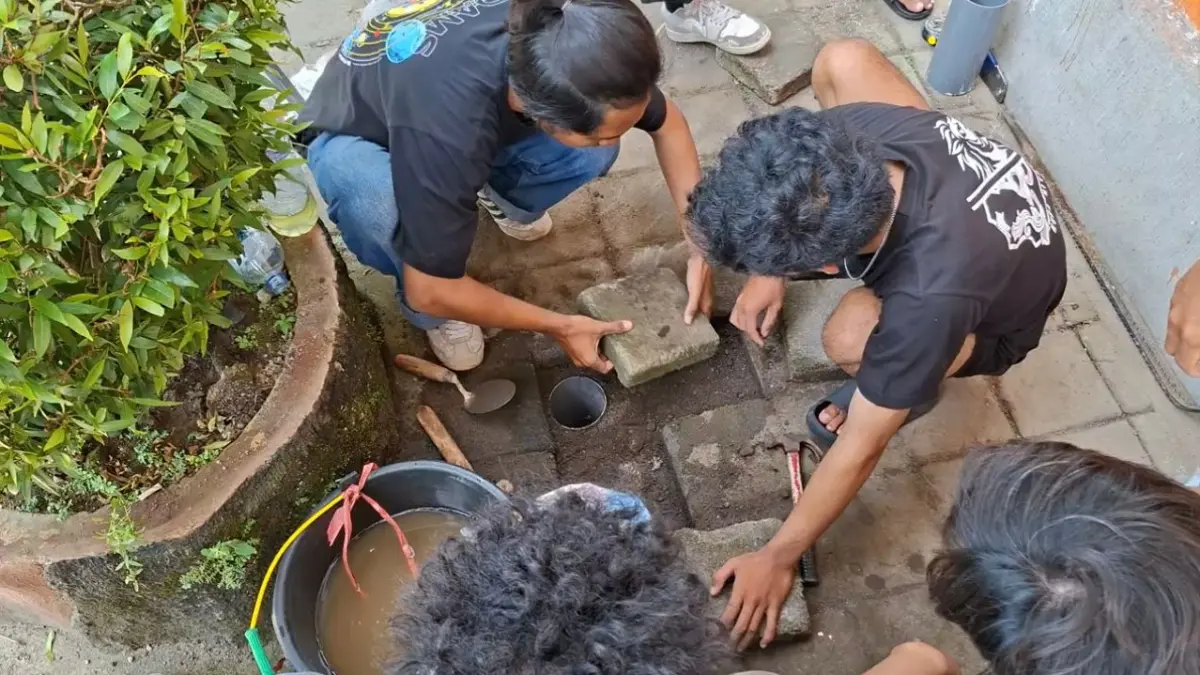 Mahasiswa Universitas Mahasaraswati Denpasar saat program pembuatan lubang resapan biopori di Sekolah Dasar Negeri 1 Batuan Kaler.&nbsp;