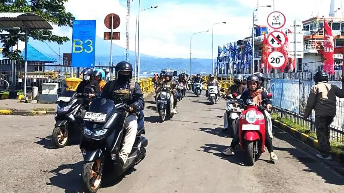 MULAI NORMAL KEMBALI : Suasana lalu lintas kendaraan di Pelabuhan Gilimanuk. (M.Basir/Radar Bali)