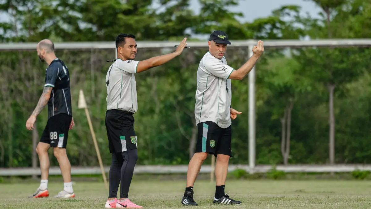 Pelatih Persebaya Bernardo Tavares memimpin latihan timnya menjelang bertemu Persita Tangerang di BRI Super League 2026.