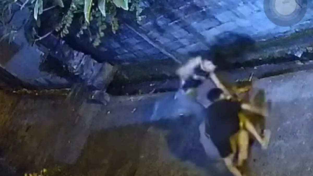 VIRAL: Aksi penganiayaan anak-anak di wilayah hukum Ubung Denpasar yang terekam CCTV. (Screenshot video/radarbali.id)