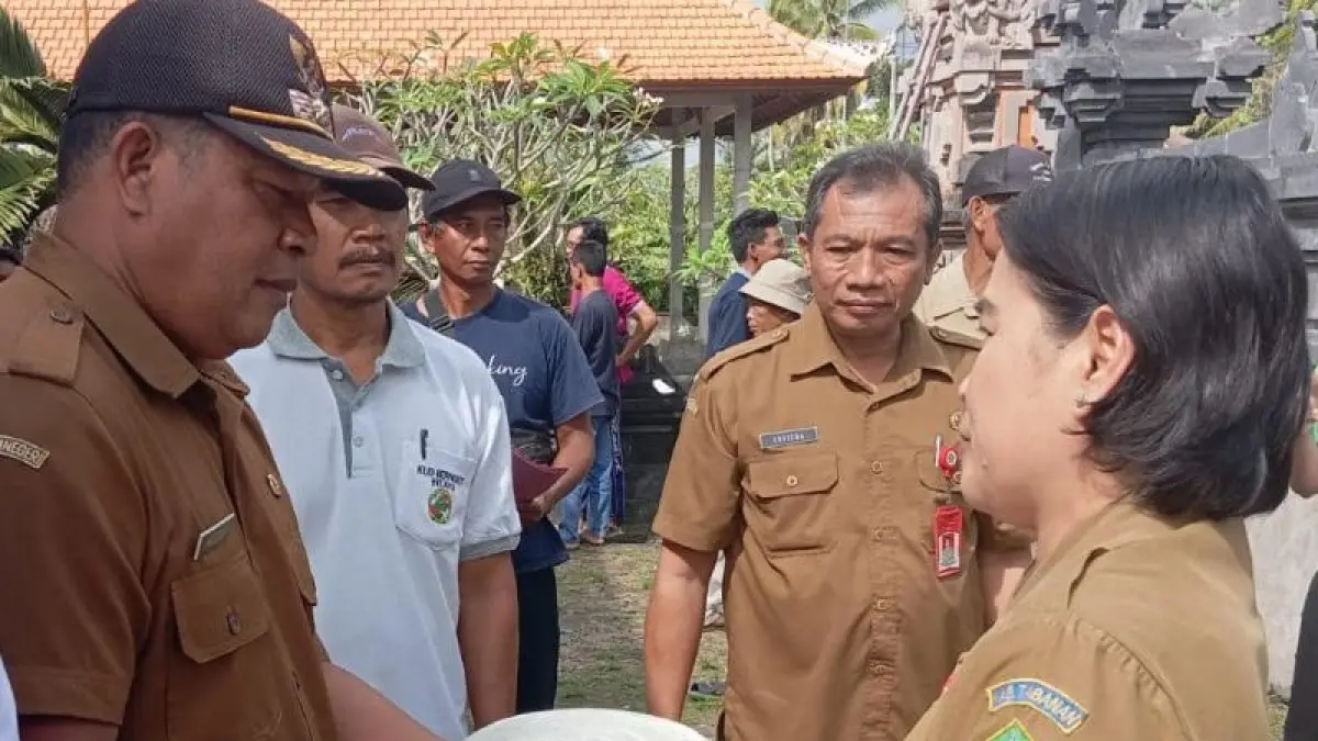 BERTAMBAH KUOTA PENERIMA: Penyaluran bantuan beras dan minyak goreng bagi keluarga penerima manfaat di Tabanan..(foto juliadi)